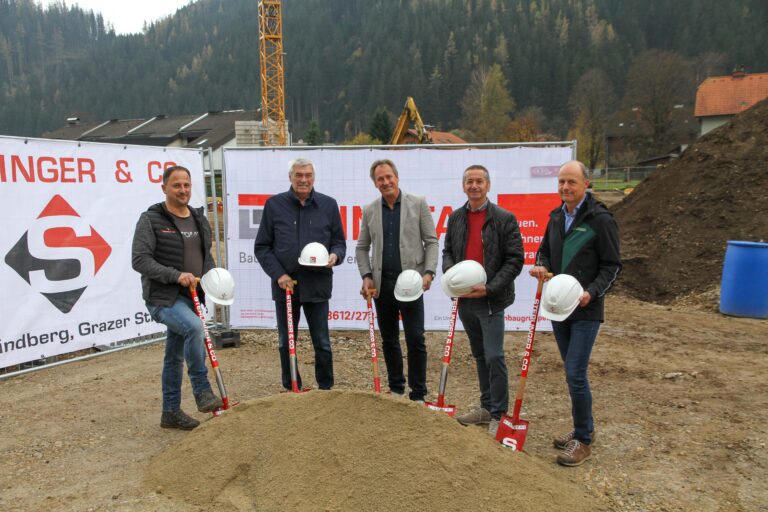 Gruppenbild vom offiziellen Spatenstich für 10 geförderte Mietwohnungen in Neuberg an der Mürz