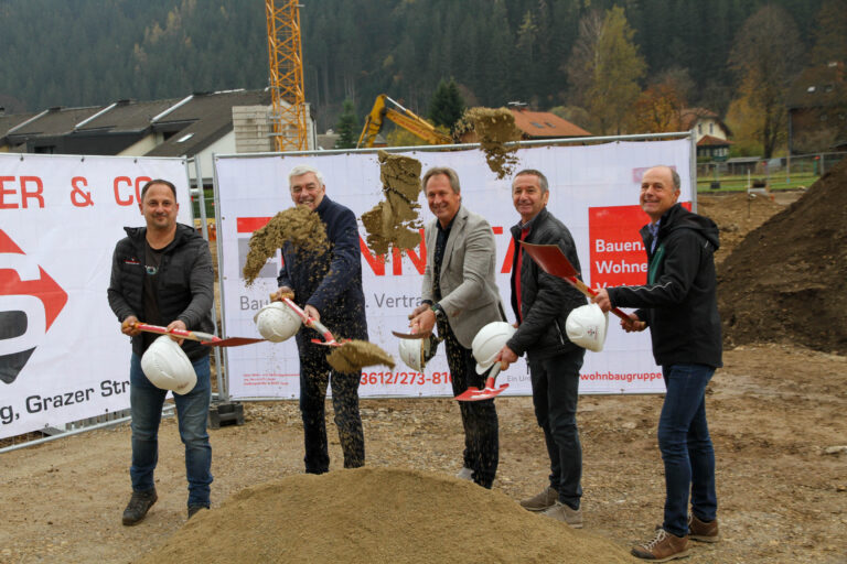 Gruppenbild vom offiziellen Spatenstich für 10 geförderte Mietwohnungen in Neuberg an der Mürz