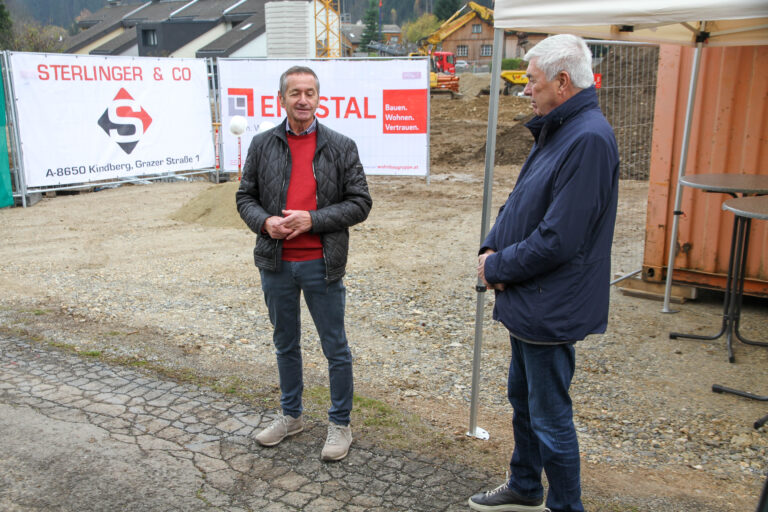 Bürgermeister Peter Tautscher und VDir. Ing. Wolfram Sacherer (SG ENNSTAL) als Festredner beim Spatenstich in Neuberg an der Mürz