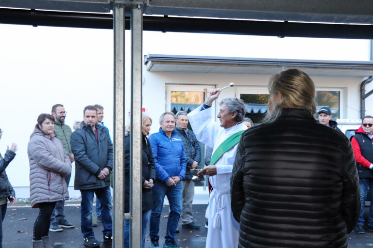 Diakon und Pfarrer segnen die Wohnanlage in Arnoldstein im Rahmen der feierlichen Schlüsselübergabe.