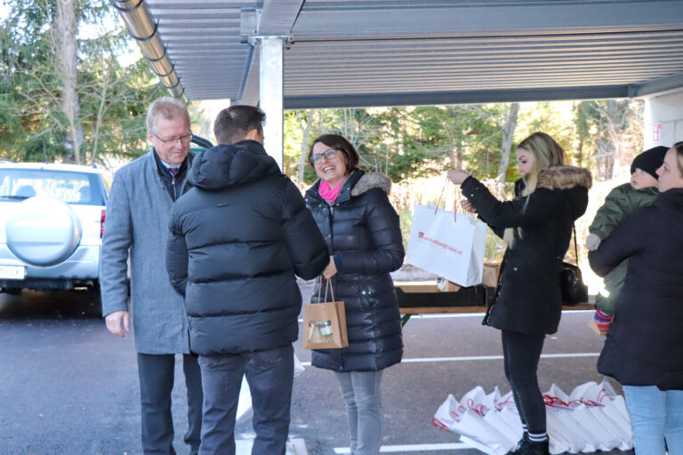 Geschäftsführerin Gerlinde Peyker und Bürgermeister Ing. Reinhard Antolitsch überreichen den Schlüssel an die Bewohner:innen des Reconstructing-Projekts in Arnoldstein.