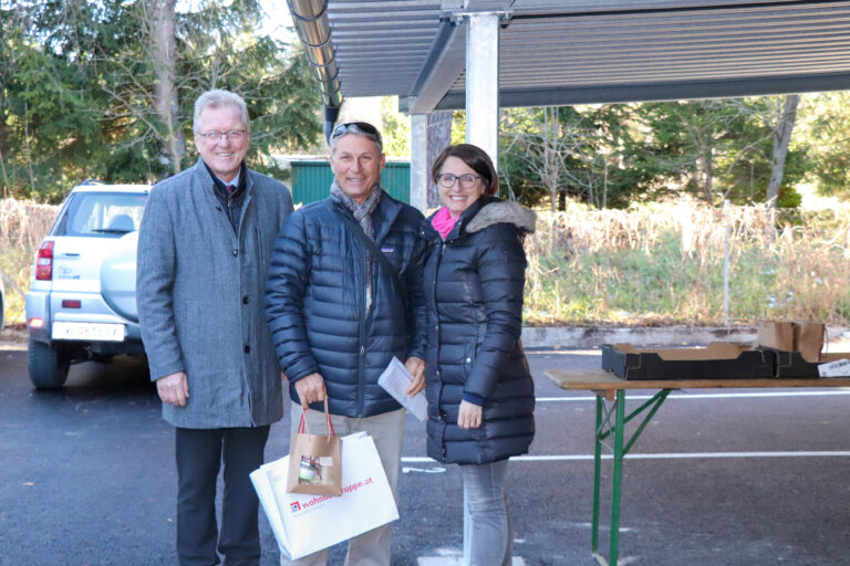 Geschäftsführerin Gerlinde Peyker und Bürgermeister Ing. Reinhard Antolitsch überreichen den Schlüssel an die Bewohner:innen des Reconstructing-Projekts in Arnoldstein.