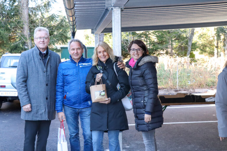 Geschäftsführerin Gerlinde Peyker und Bürgermeister Ing. Reinhard Antolitsch überreichen den Schlüssel an die Bewohner:innen des Reconstructing-Projekts in Arnoldstein.