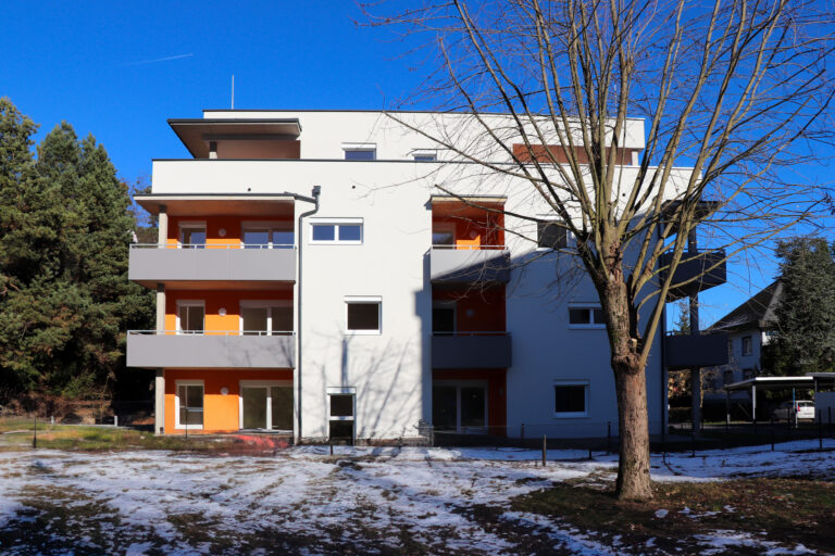 Neue Wohnanlage in Arnoldstein, umgeben von Grünflächen, mit moderner Architektur und herrlichem Blick auf den Dobratsch.